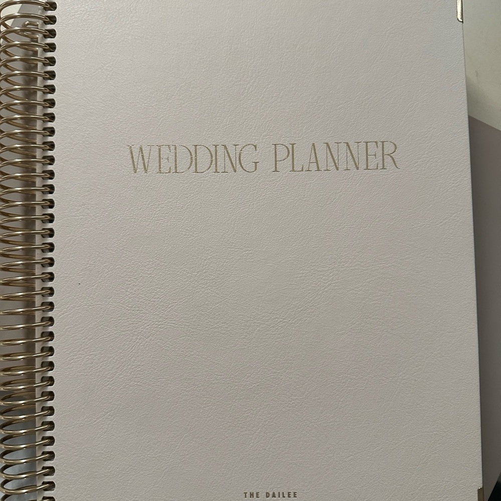 The Dailee Wedding Planner in White and Gold
